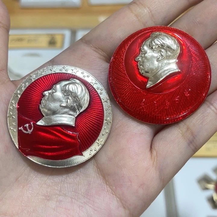 辉达利红色收藏纪念章