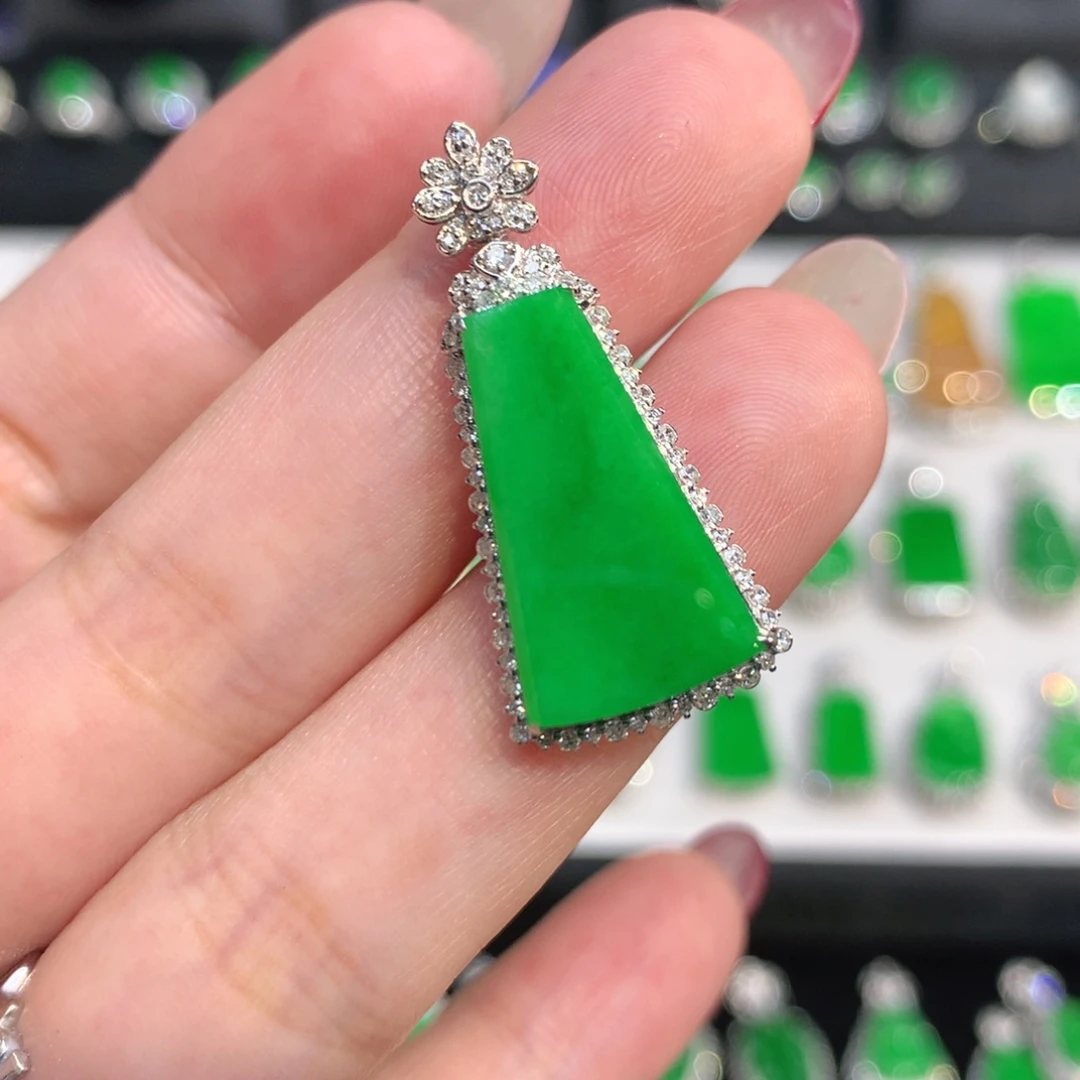 翡翠18K金镶嵌颈饰