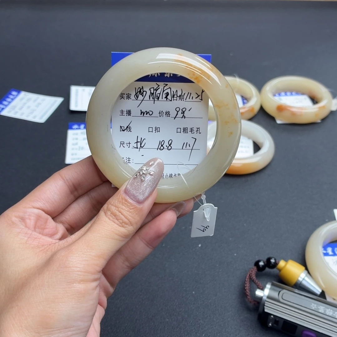 妙***儿石英岩玉未镶嵌手镯