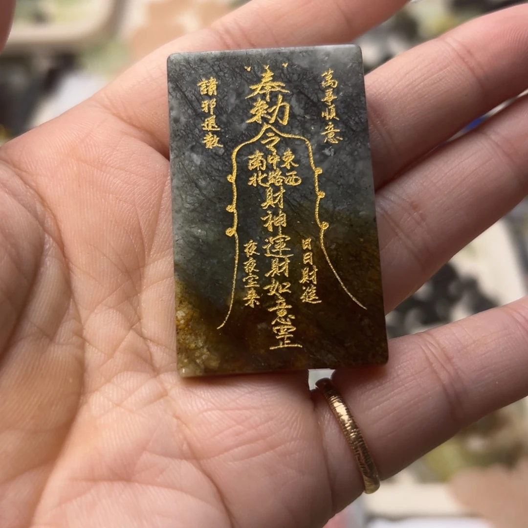 蛇纹石玉颈饰合金