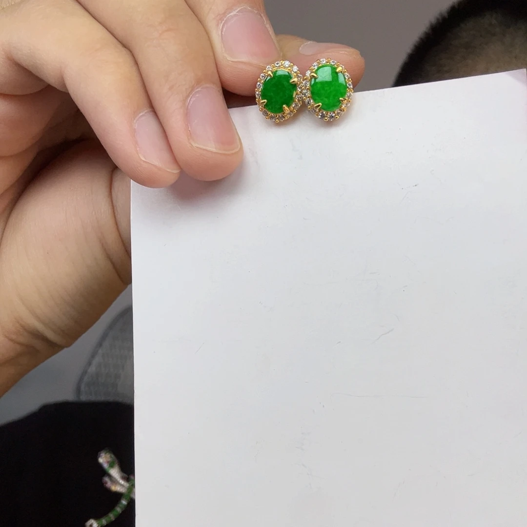 翡翠未镶嵌颈饰一对