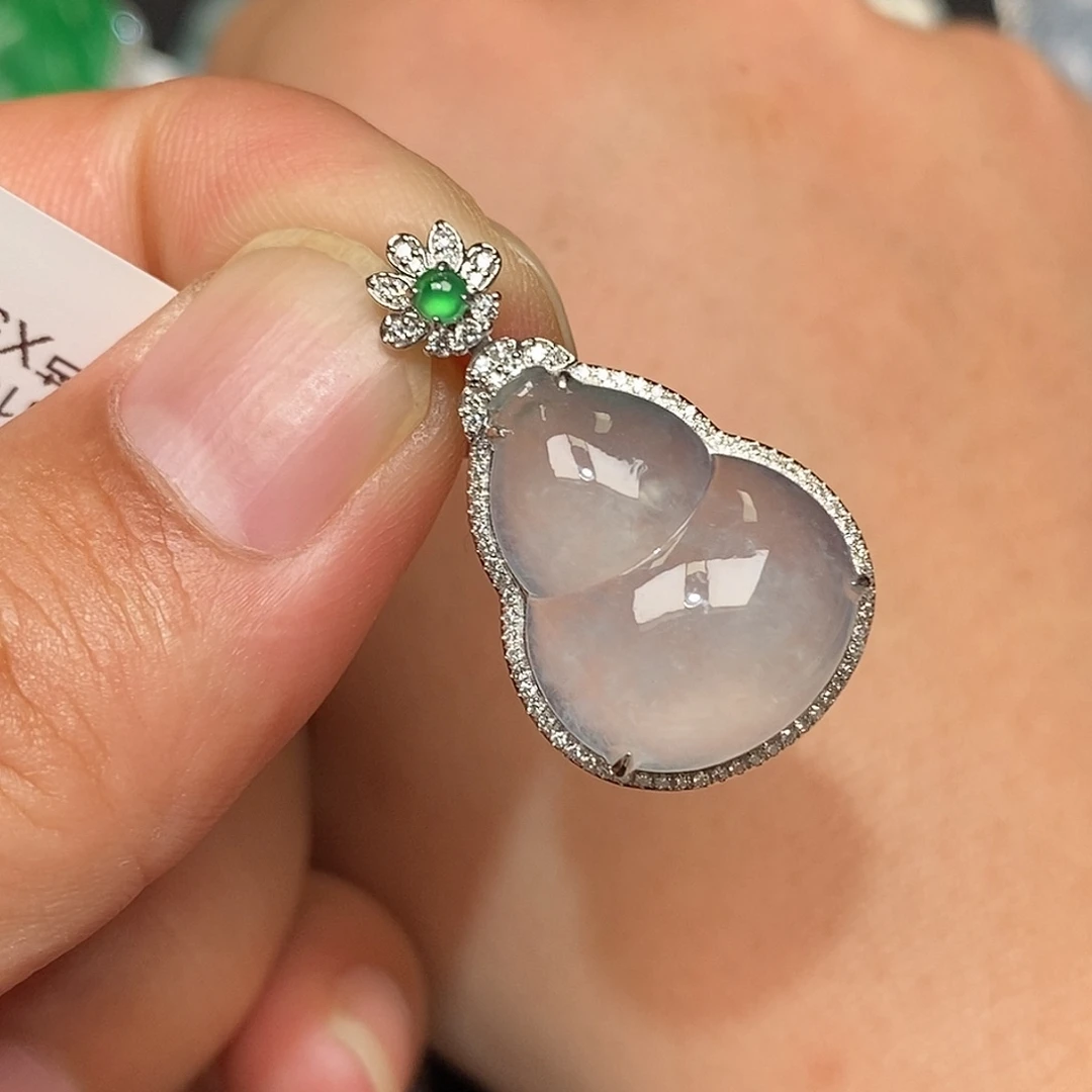 翡翠18K金镶嵌颈饰葫芦