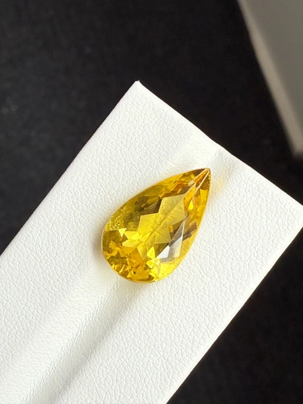 7.775ct天然绿柱石裸石，尺寸18.9*11.1*6.9mm，颜色美艳 ，晶体通透