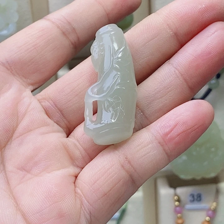 大***蔡和田玉未镶嵌颈饰
