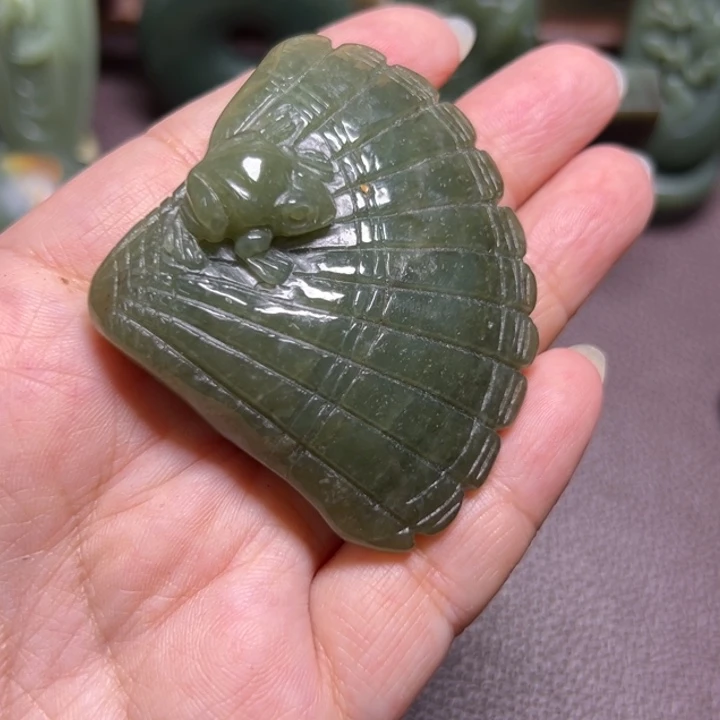 董***会颈饰未镶嵌岫岩河磨玉（透闪石质玉）