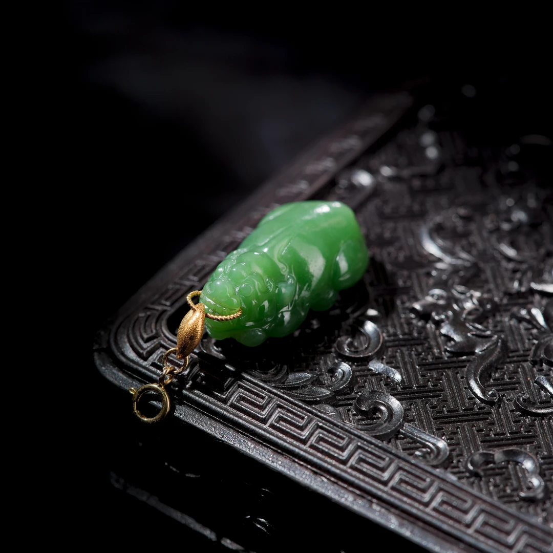 【博姐臻选】纳财·和田玉碧玉老阳绿18K精品貔貅吊坠D6455