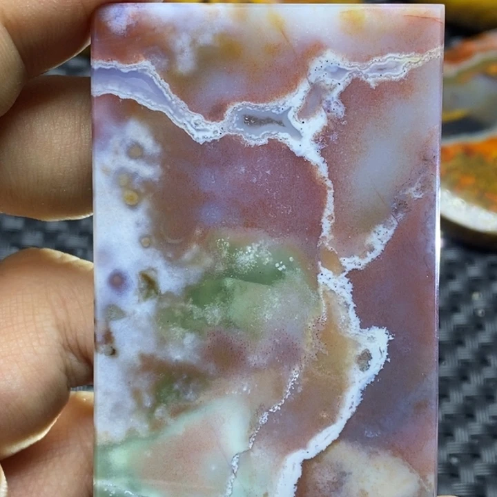 玛瑙/玉髓颈饰未镶嵌墨*