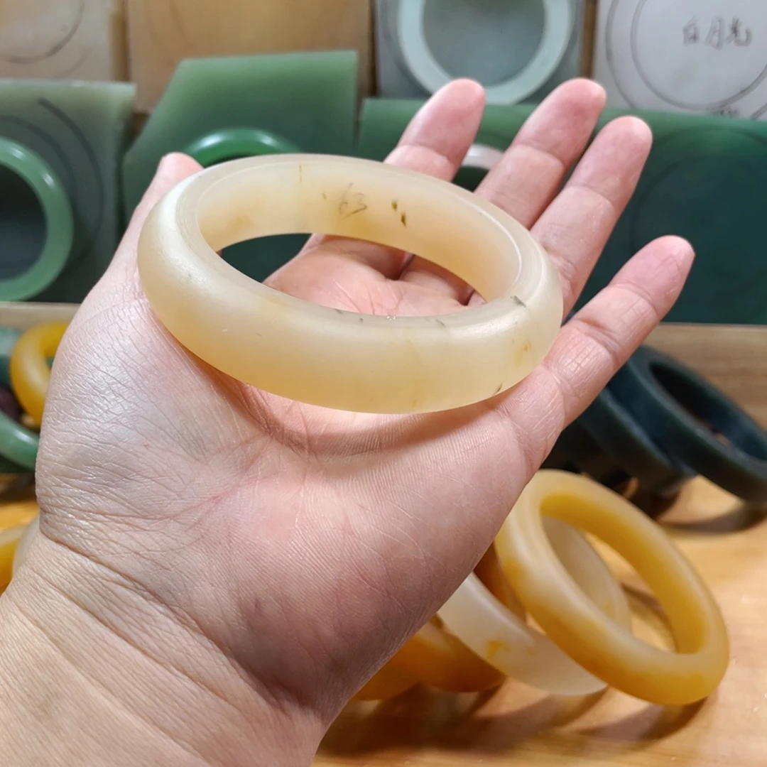 金***贵石英质玉未镶嵌手镯定制加工