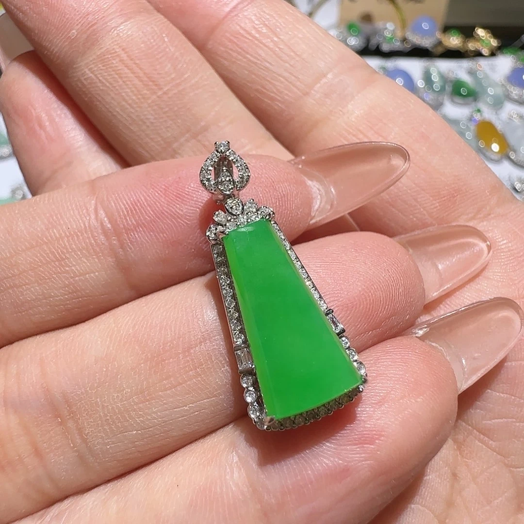 【闪购商品】颈饰18K金镶嵌翡翠