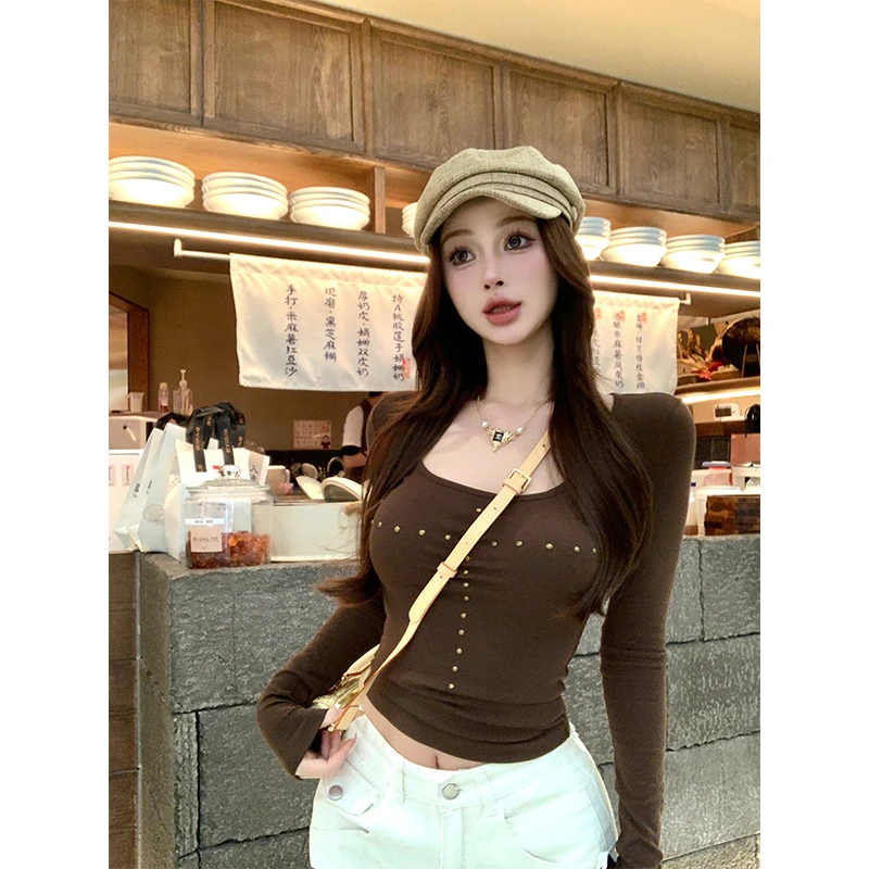 美式甜辣妹U领棕色重工铆钉长袖t恤女别致时尚百搭高级感打底上衣