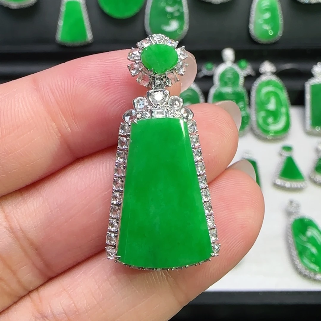 翡翠18K金镶嵌颈饰吊坠