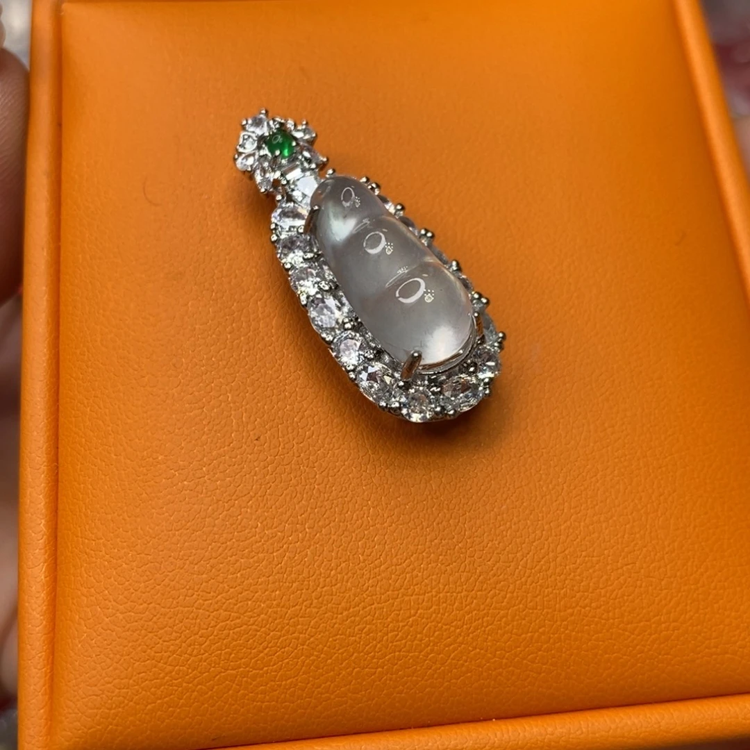 石英质玉合金吊坠