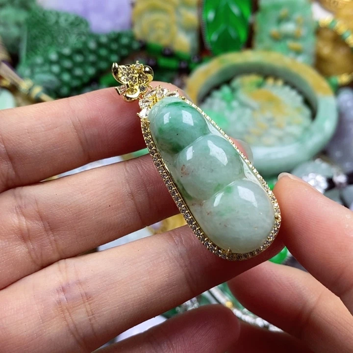 翡翠未镶嵌吊坠(赠链)