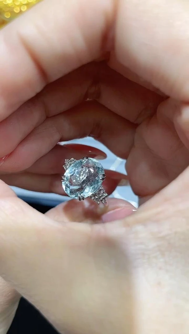 18K金镶嵌海蓝宝石戒指