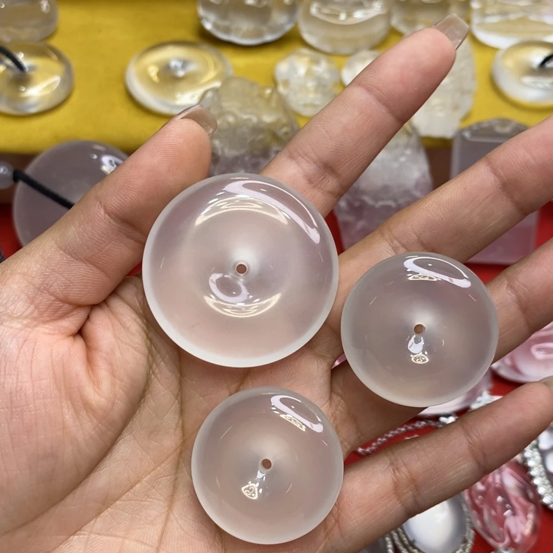 稳***进石英质玉未镶嵌吊坠