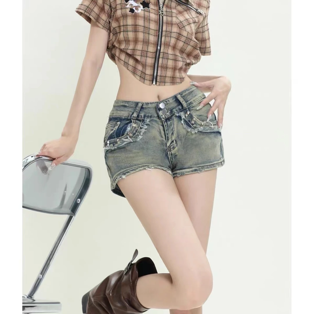 复古铆钉牛仔短裤女2025小众特色低腰显瘦做旧修身辣妹a字热裤子