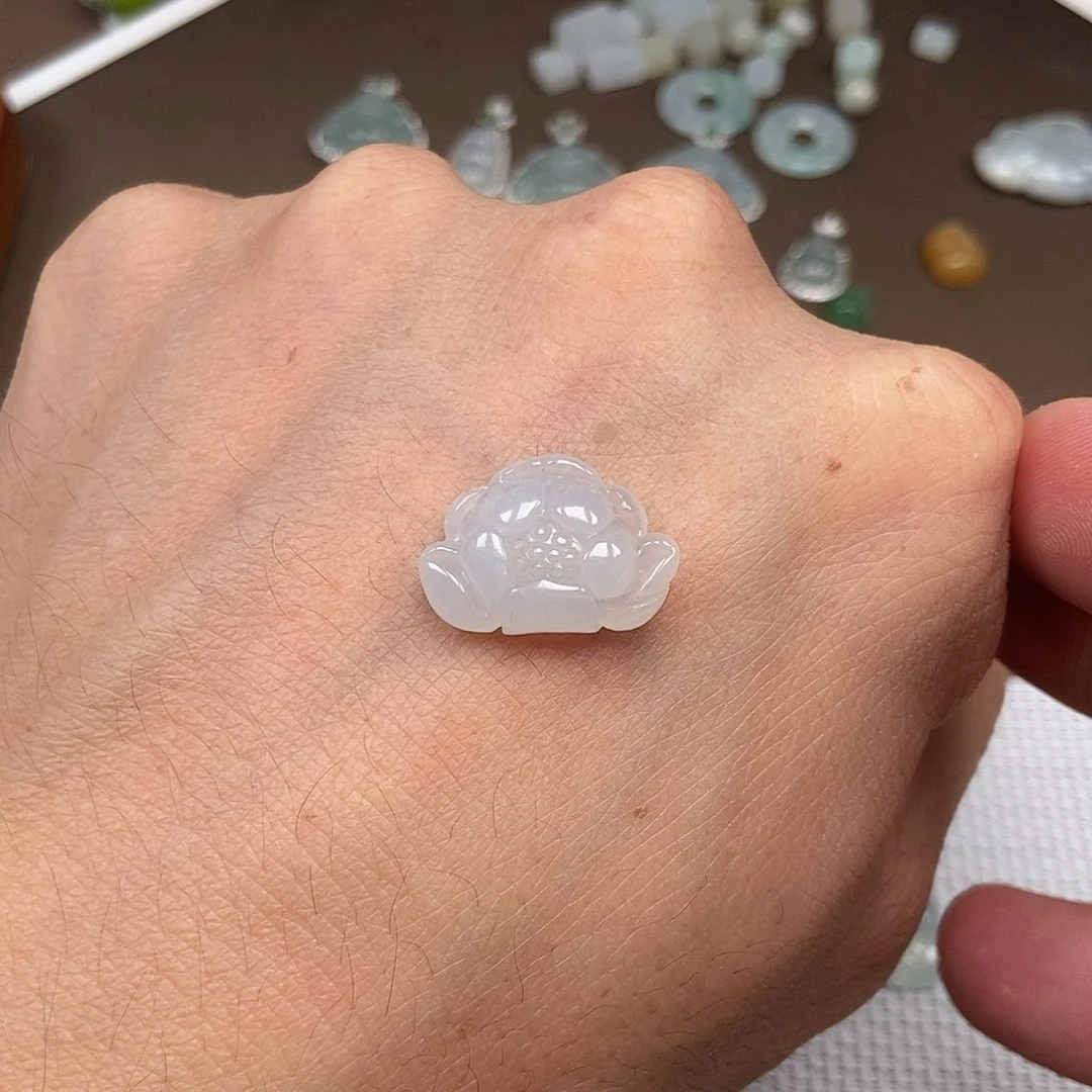 翡翠未镶嵌颈饰莲花