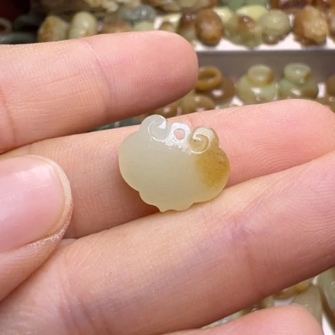 【闪购商品】颈饰未镶嵌和田玉正****?透闪石玉