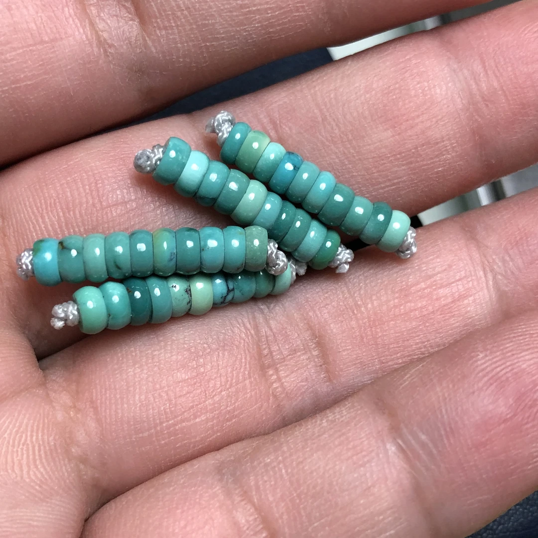 原矿高瓷高色绿松石小尺寸隔片尺寸4.5左右，多样性发货其中一条