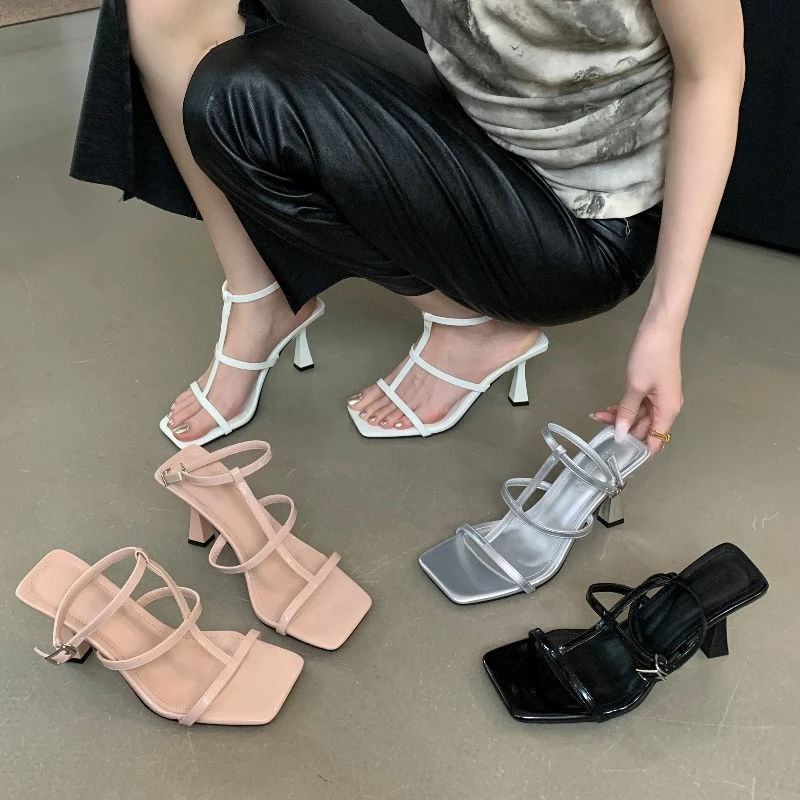 2025夏季方头露趾细跟罗马凉鞋女法式气质一字扣带黑色性感高跟鞋