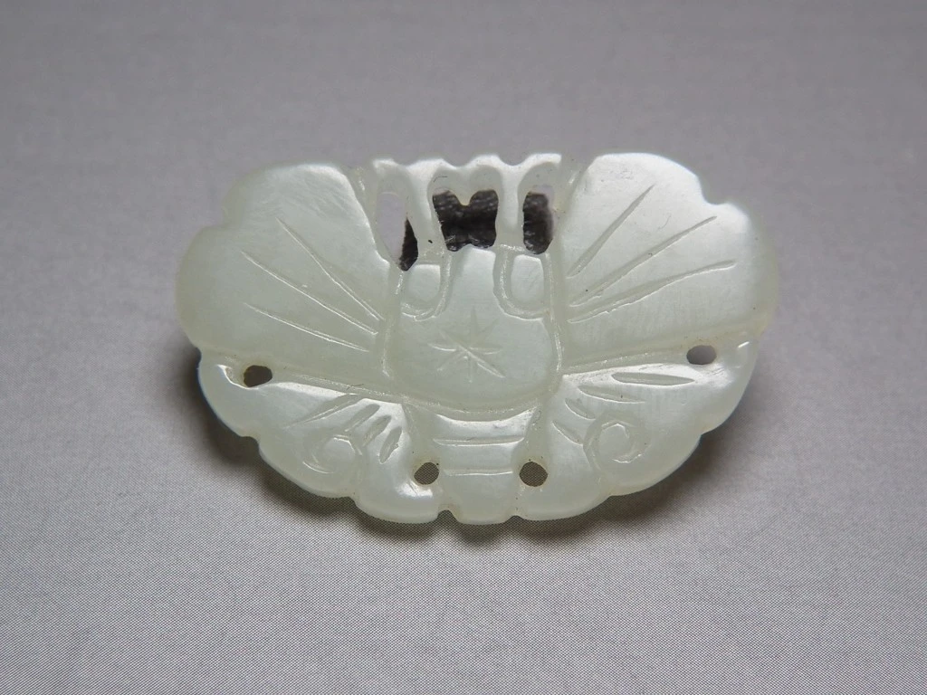 bd2 几十年的和田玉厚实双面工镂空展翅蝴蝶小坠