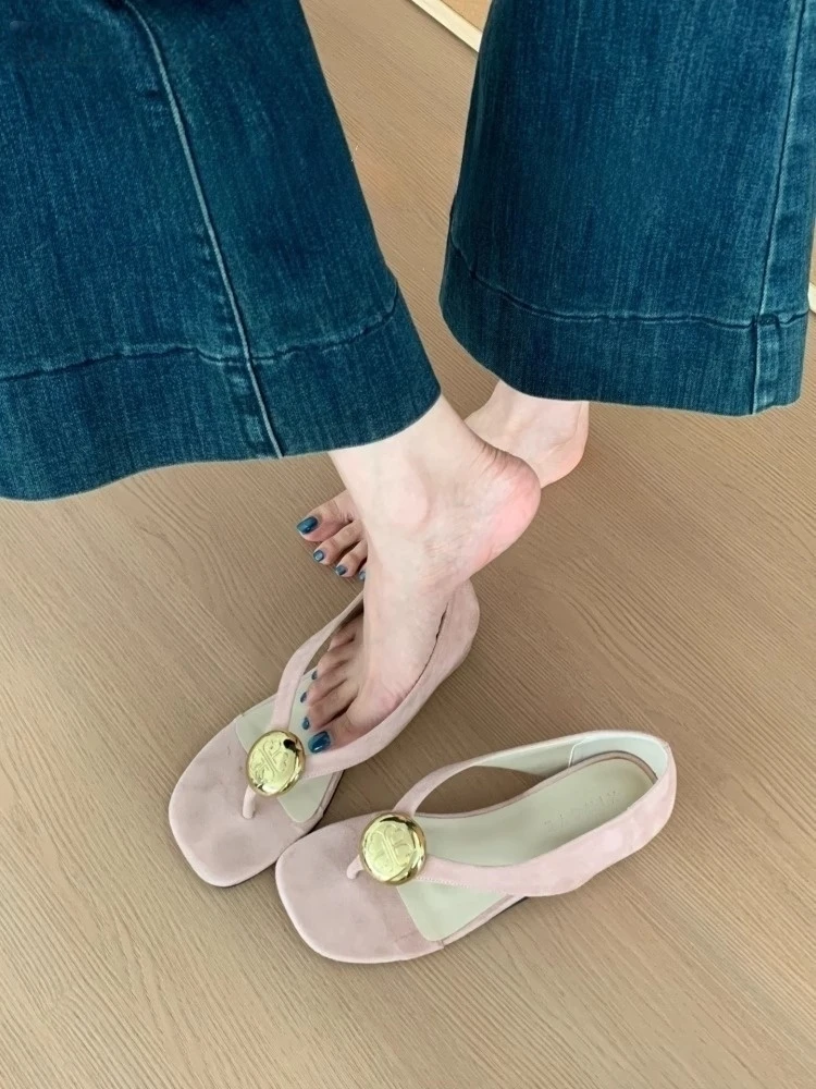 啄木鸟小众圆扣内增高夹趾凉鞋女2025夏季外穿小个子夹脚罗马鞋
