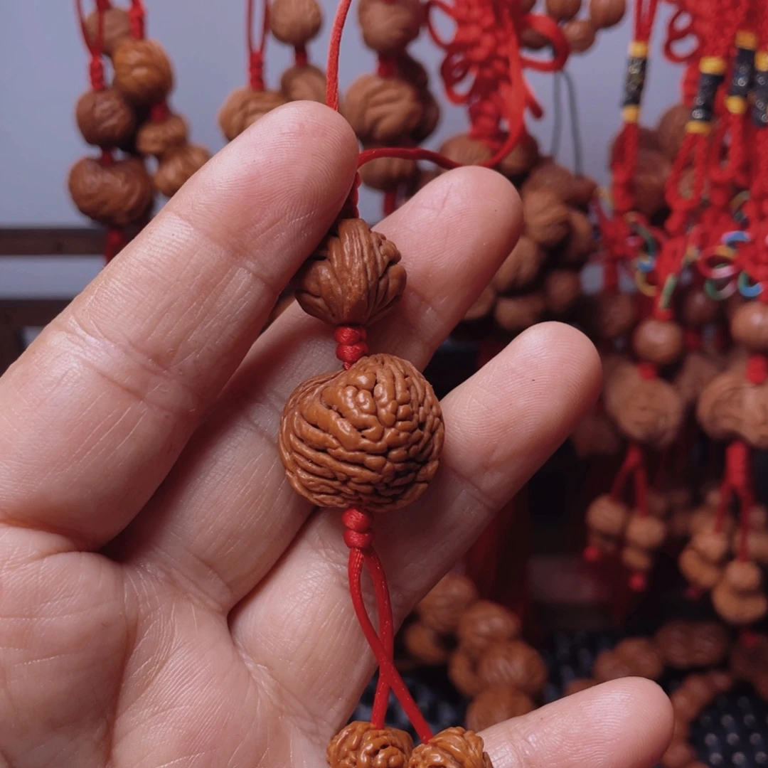 木质类龙纹桃枭挂件