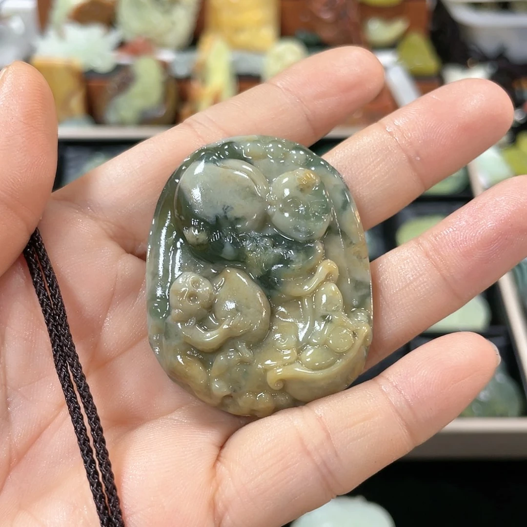 蛇纹石玉颈饰合金