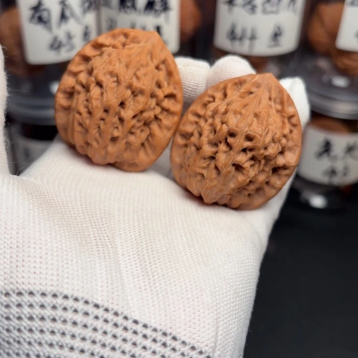 吊坠桃核40。  金公子