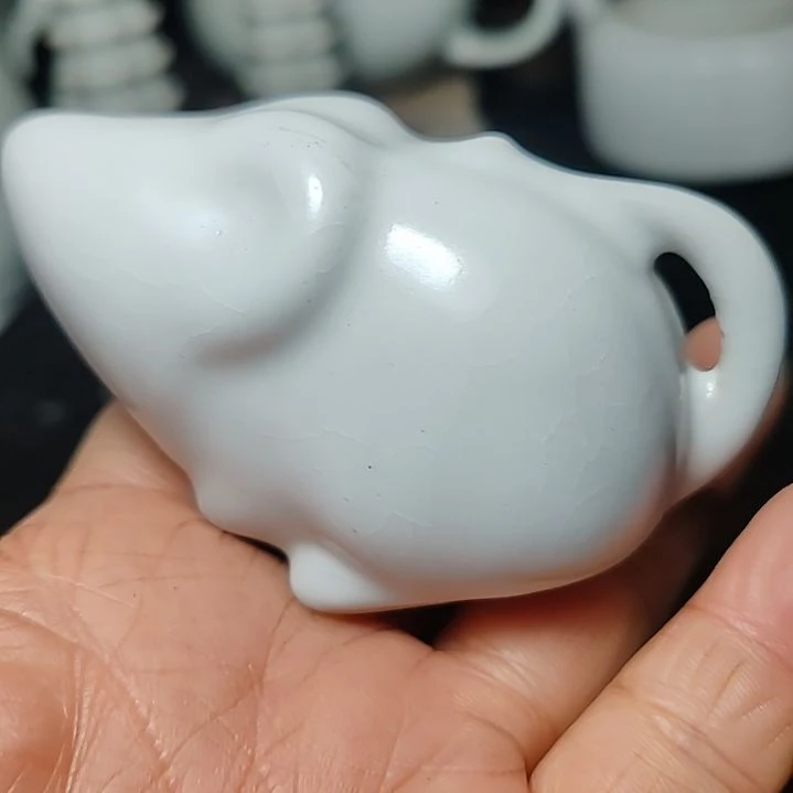 官瓷月白釉小老鼠