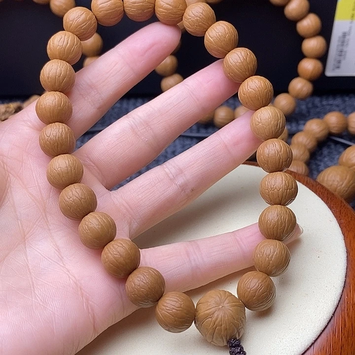 猴头核桃吊坠聚宝盆