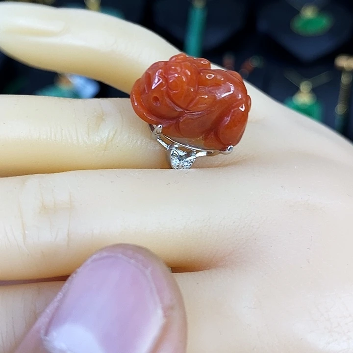 翡翠未镶嵌颈饰戒指