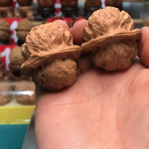 文玩核桃把件与云南铁核桃