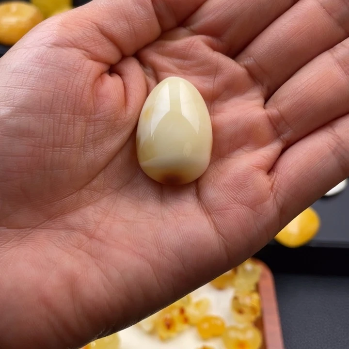 琥珀未镶嵌颈饰蜜蜡