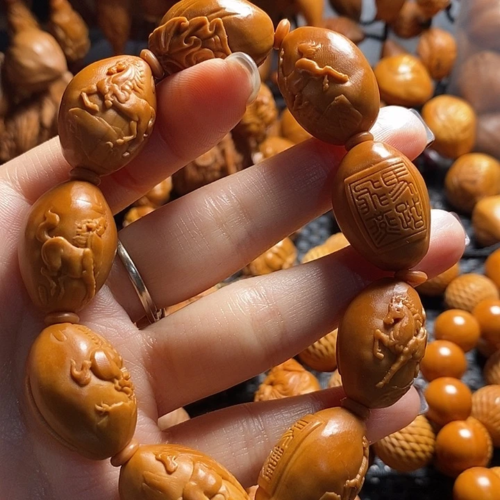 吊坠橄榄核八骏图