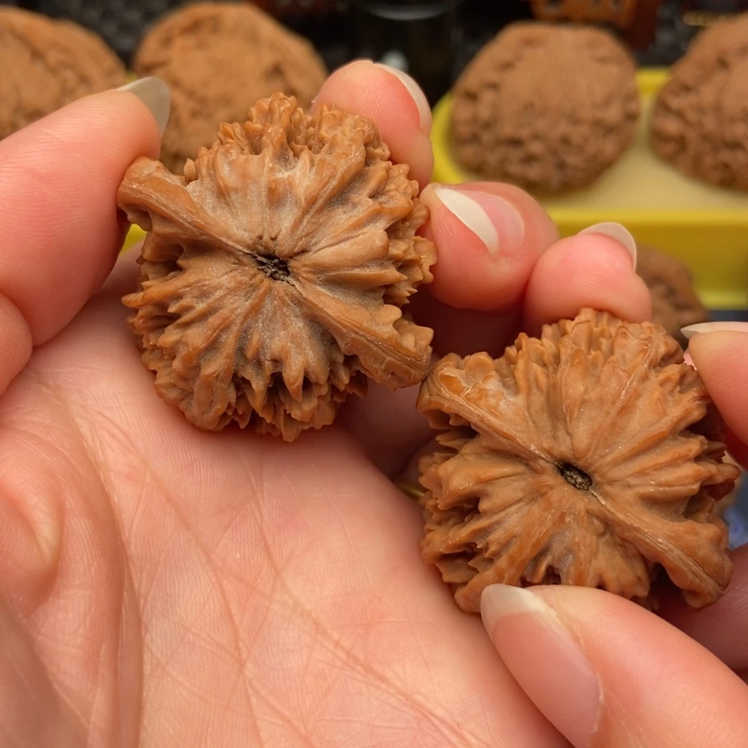 用***大文玩核桃吊坠皇冠