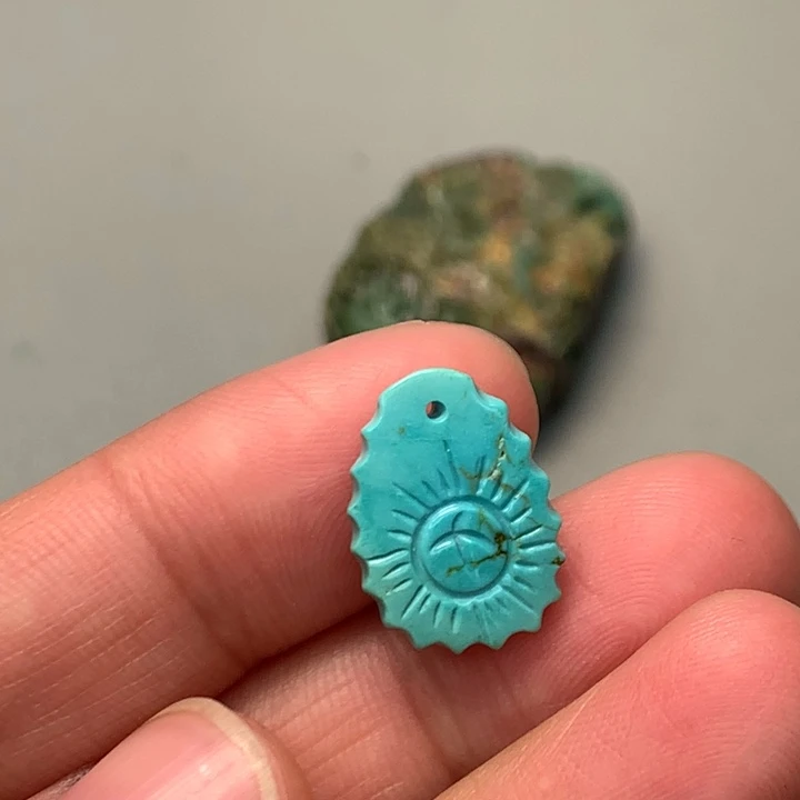 绿松石未镶嵌颈饰