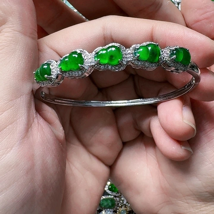 翡翠颈饰未镶嵌天然A货翡翠放漏