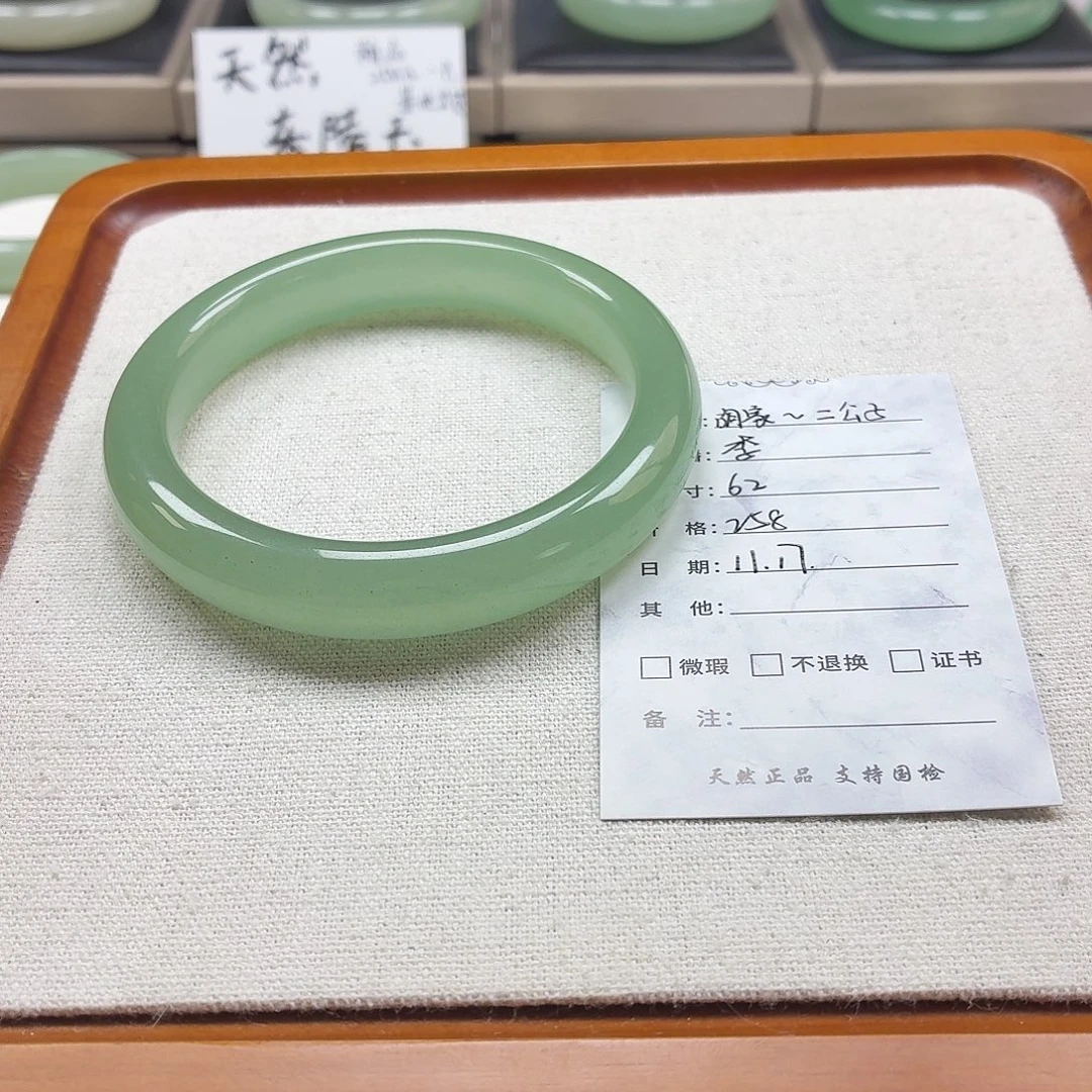 胡***子石英质玉未镶嵌手镯