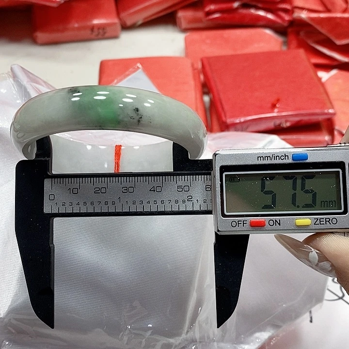 翡翠手镯未镶嵌6。