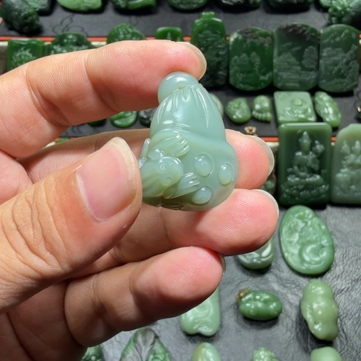 和田玉（碧玉）未镶嵌颈饰瓜瓜来财