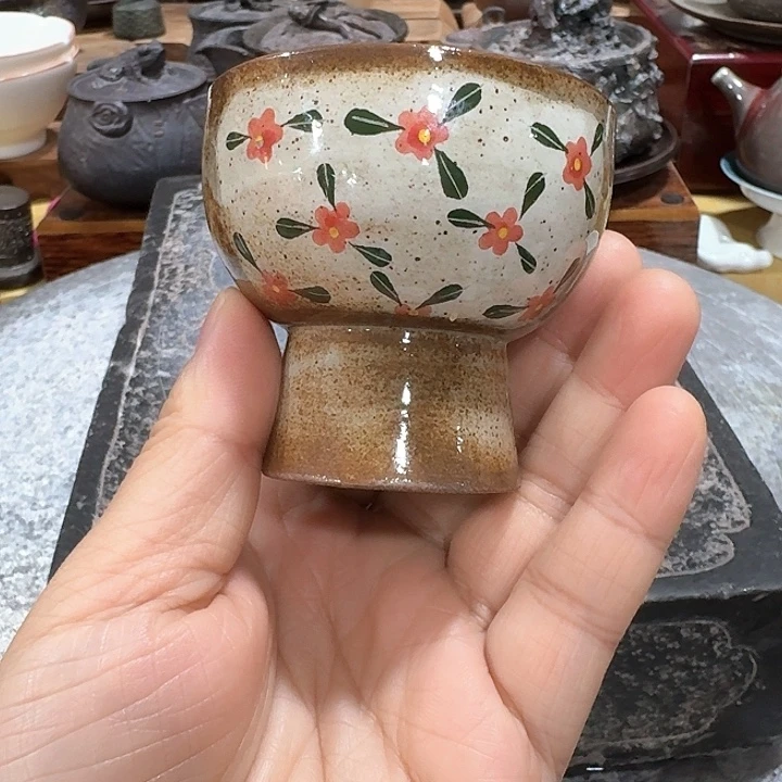 主人杯一个，瓷。。。品茗