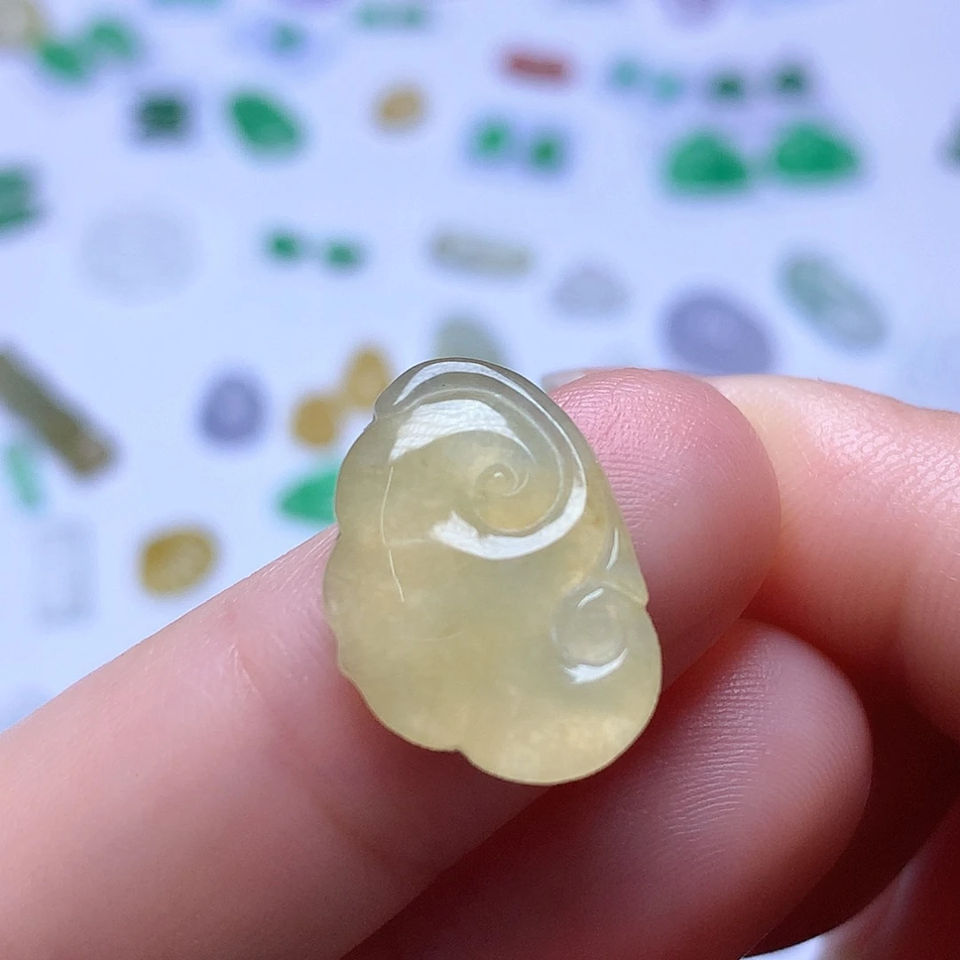 翡翠未镶嵌颈饰如意