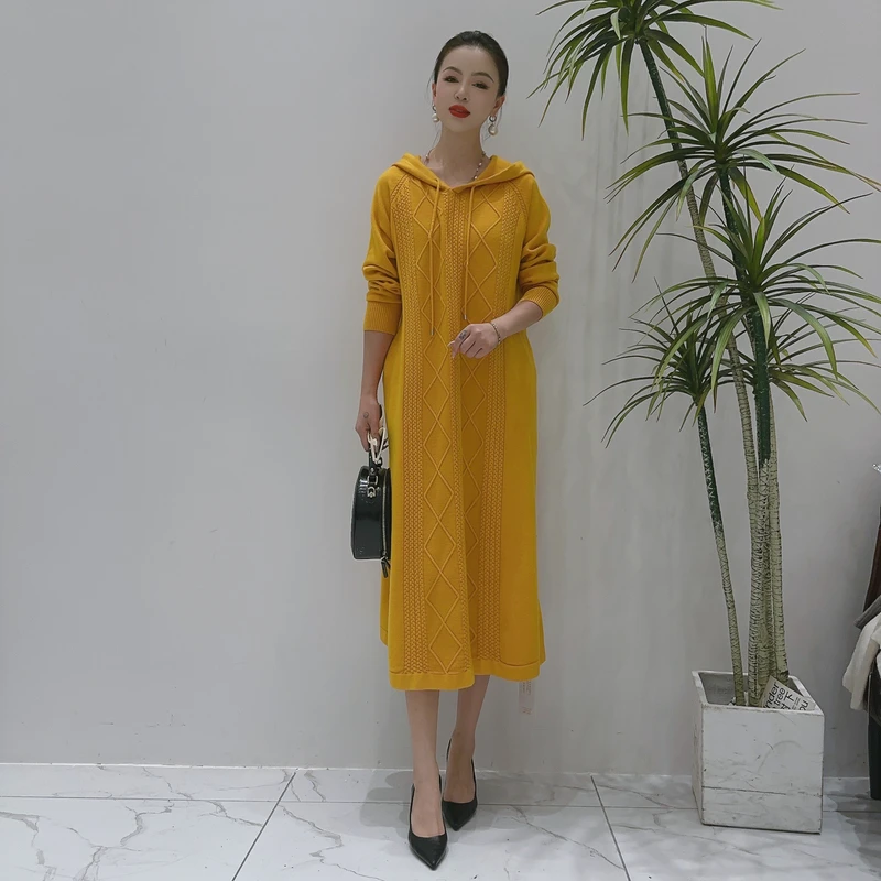 9048黄色时尚气质设计师秋冬长款轻奢针织带帽连衣裙