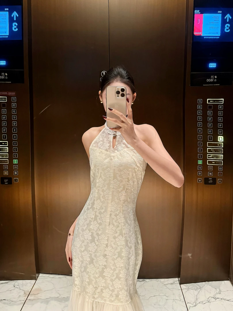 春季新中式中国风温柔气质显瘦小众设计感提花刺绣无袖挂脖连衣裙