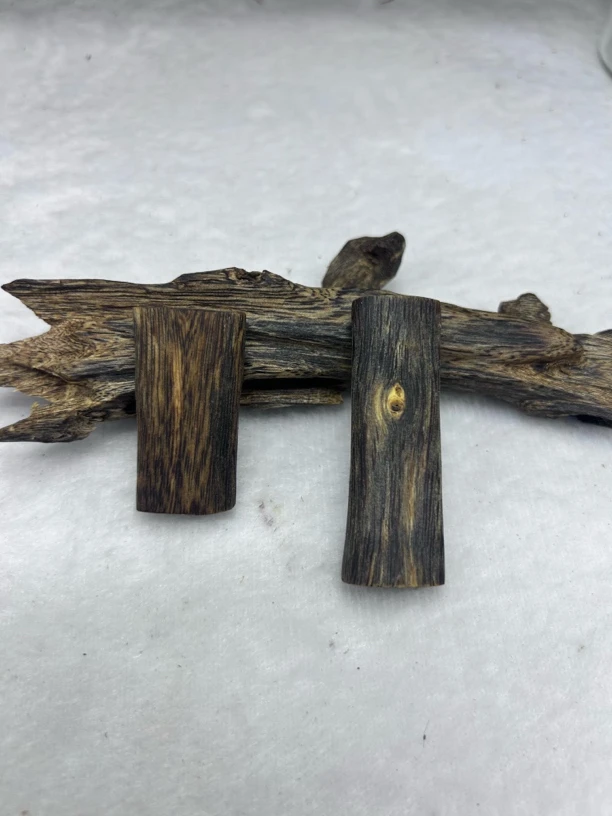 沉香老料素牌挂件味道好，多样性发其一