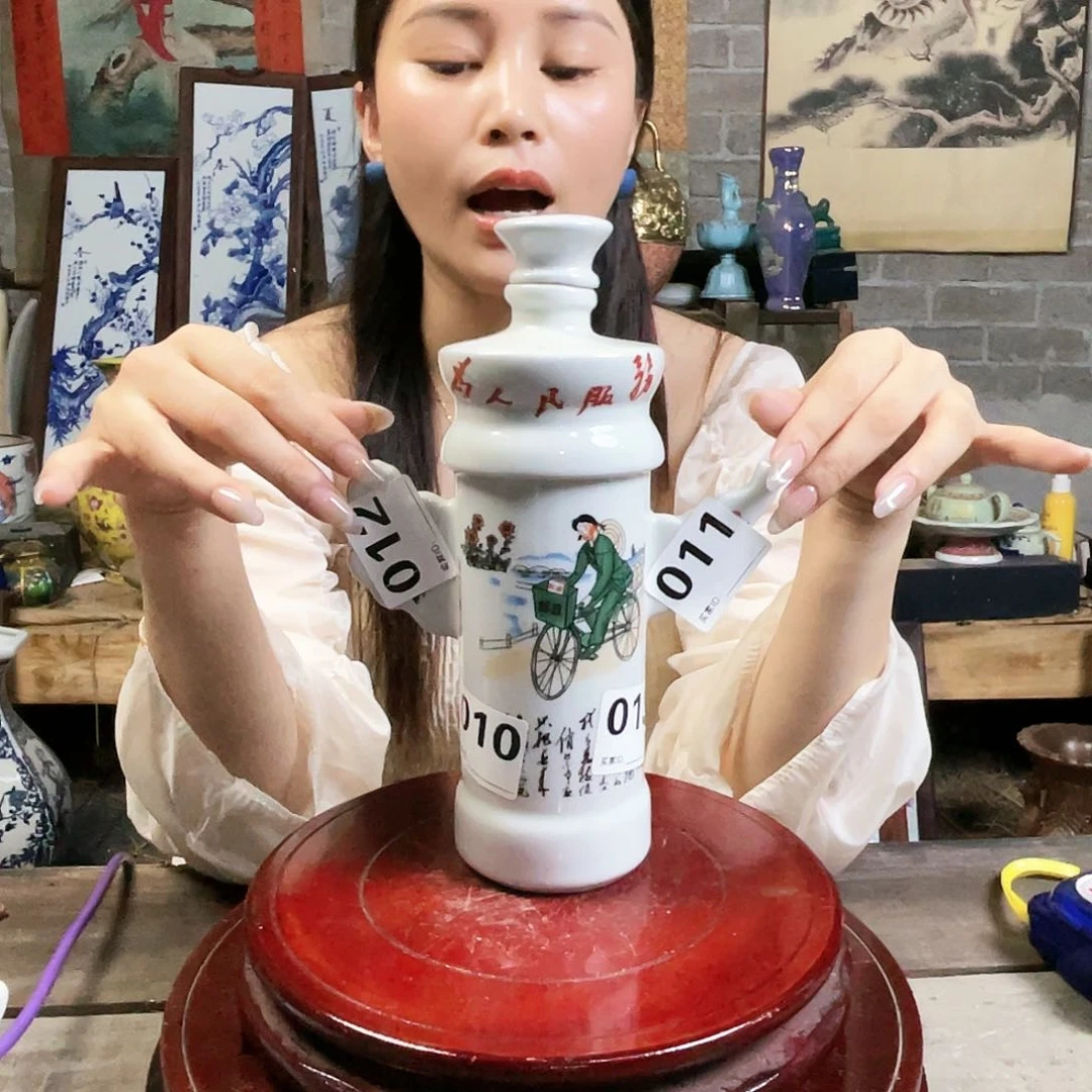 摆件景德镇陶瓷。