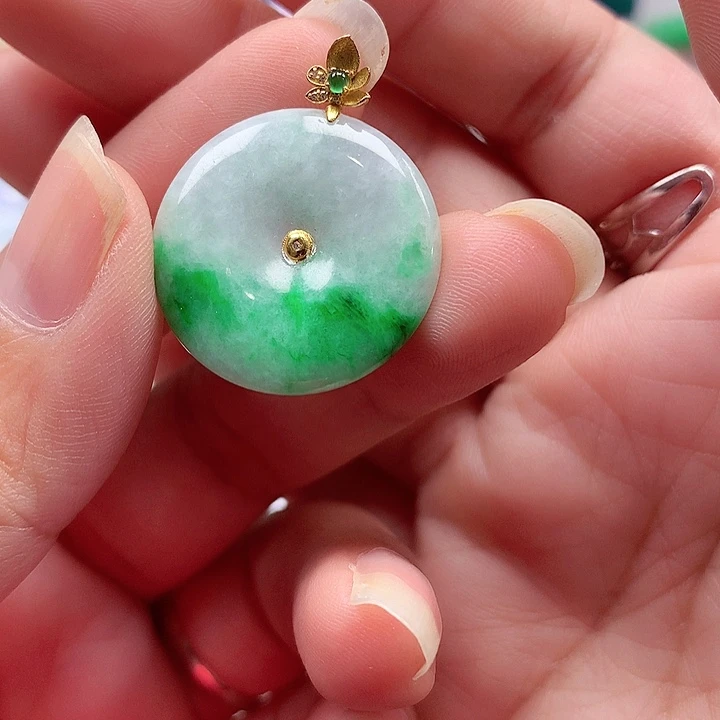 翡翠18K金镶嵌颈饰翡翠