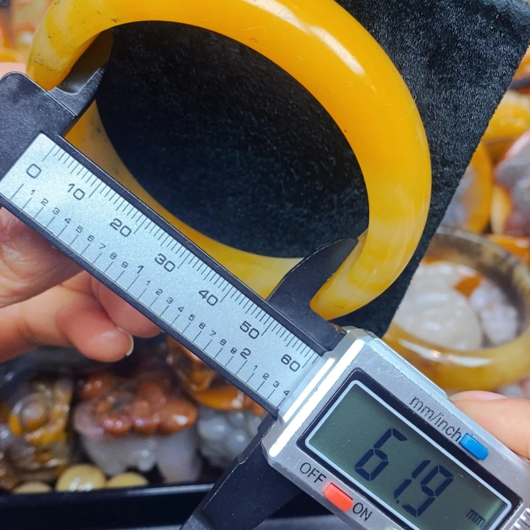 未镶嵌石英质玉（黄龙玉）颈饰