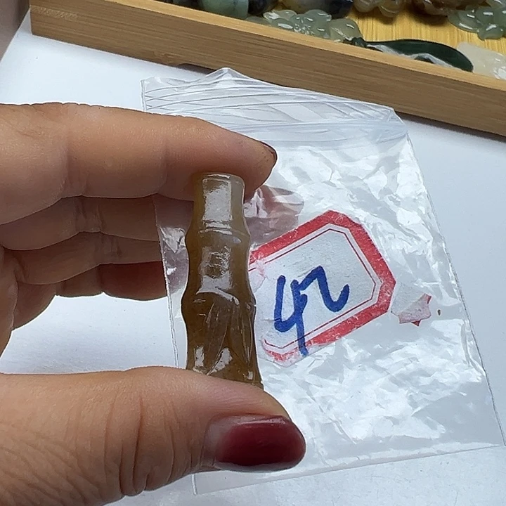 和田玉未镶嵌颈饰站*